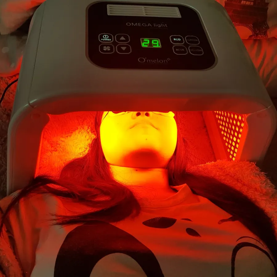 Tratament facial cu mască LED la Jolie Salon Spa
